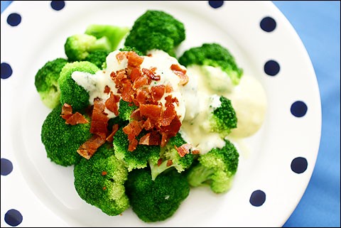 【人気の韓国レシピ】ベーコンとブロッコリーのサラダ